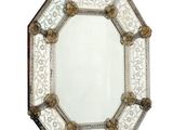 une image représentant un miroir décoratif orné d'un motif décoratif