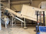 un camion-benne qui se trouve à l'intérieur d'un bâtiment