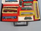 une boîte contenant tout un tas de petits trains