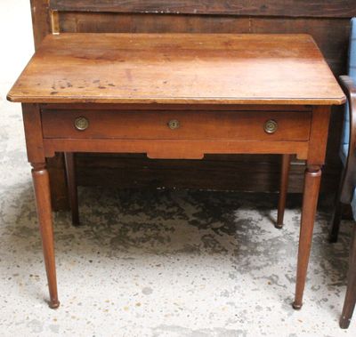 une petite table en bois avec deux tiroirs