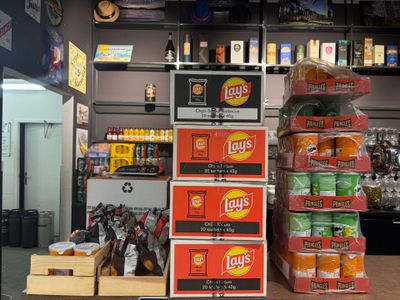 de nombreuses boîtes de chips exposées dans un magasin