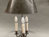 une lampe posée sur une table sur laquelle se trouve une autre lampe