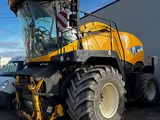 un tracteur garé devant un bâtiment