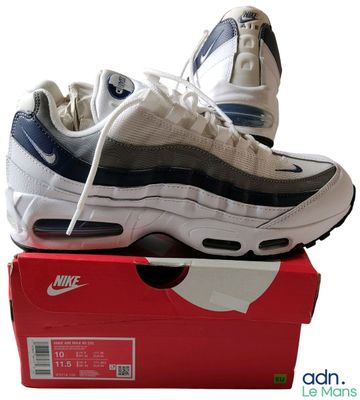 une paire de chaussures qui se trouve sur le dessus d'une boîte