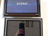 une personne qui prend une photo de son téléphone portable dans le miroir