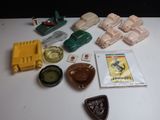 une table sur laquelle sont posés divers jouets et un médiator
