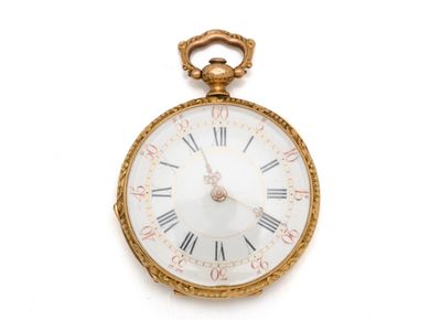 une montre de poche en or avec des chiffres romains sur le cadran