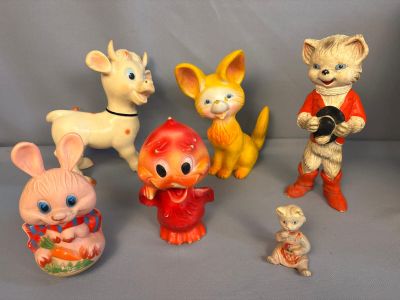 de nombreuses figurines représentant des chats et des chatons posées sur une table