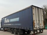 un camion semi-remorque garé dans un parking