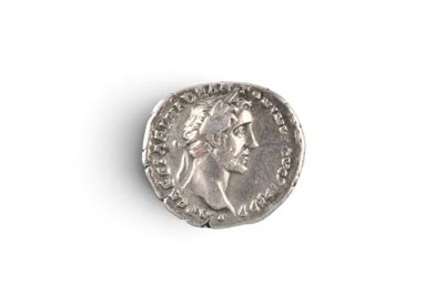 gros plan d'une pièce de monnaie sur une surface blanche
