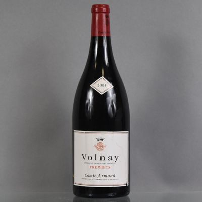 la bouteille de vin rouge est posée sur la table