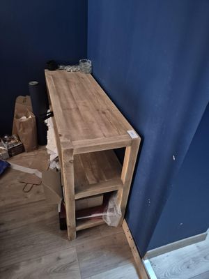 une photo d'une pièce aux murs bleus et au parquet