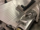 une trancheuse à viande posée sur une table dans une cuisine