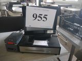 un ordinateur portable posé sur une table, avec une étiquette de prix dessus