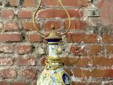 une lampe posée sur une table devant un mur de briques
