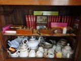 une armoire en bois remplie d'objets de toutes sortes