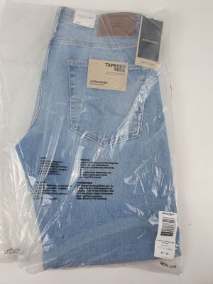 l'arrière d'un jean bleu clair emballé dans du plastique