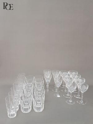 un grand nombre de verres posés sur une table