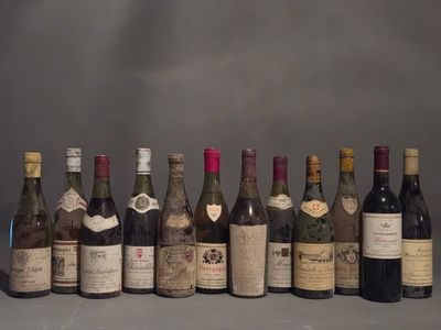 plusieurs bouteilles de vin sont alignées sur une table