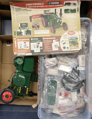 une boîte contenant un tracteur miniature et un tracteur miniature à l'intérieur
