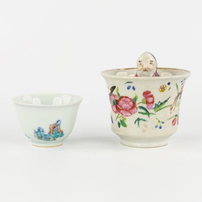 deux bols en porcelaine chinoise et un petit bol orné d'un personnage au centre