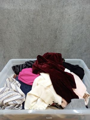 Environ 50 vêtements féminins différents dont , jupes, robes… - Photo 1