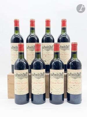 six bouteilles de vin rouge sont alignées