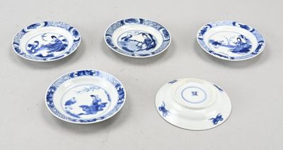 six assiettes bleues et blanches et une soucoupe sur une table