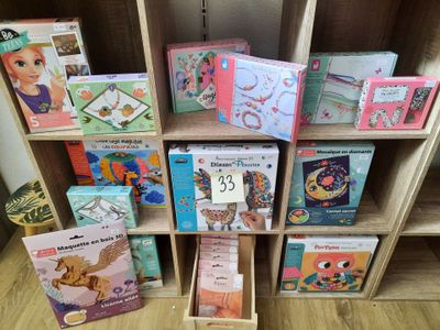 de nombreux livres qui se trouvent sur les étagères de la pièce