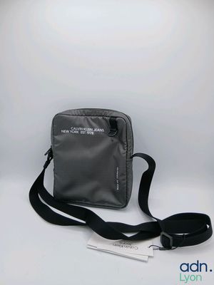 une image représentant un petit sac muni d'une lanière