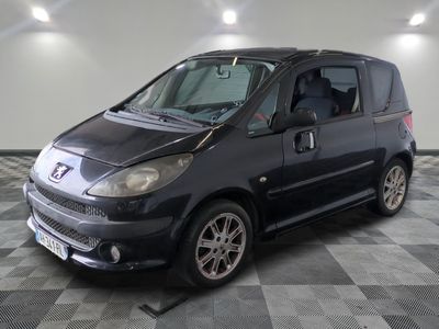 la photo d'une petite voiture noire garée dans un garage