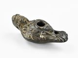 un petit objet métallique qui ressemble à la tête d'un alligator