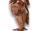 statue en bois représentant une femme tenant un panier et un oiseau