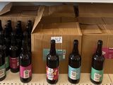 de nombreuses bouteilles de bière posées sur une étagère dans un magasin
