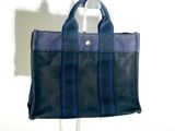 un sac noir et bleu posé sur un support métallique