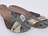 une paire de chaussures pour femme ornées de nœuds, posées sur une surface blanche