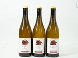 trois bouteilles de vin posées l'une à côté de l'autre sur une table