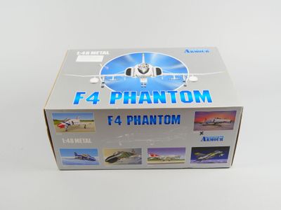 une boîte sur laquelle est représenté un avion