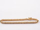 un bracelet en chaîne d'or avec un fermoir orné de perles