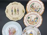 plusieurs assiettes aux motifs variés sont disposées sur un fond noir