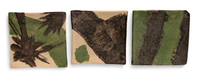 trois morceaux de bois présentant des motifs différents, posés sur une surface blanche