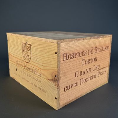 une boîte en bois avec une étiquette sur une table