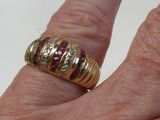 gros plan de la main d'une personne portant une bague