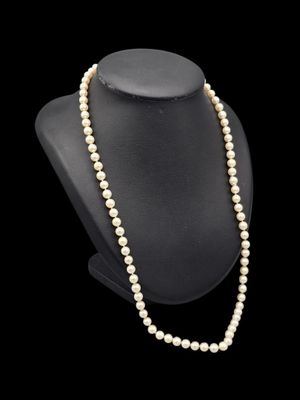 Collier de perles de culture (couleur ivoire?), taille "opér…