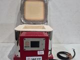 une image représentant une machine rouge et blanche posée sur une surface blanche