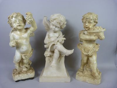 trois statues de chérubins et un Cupidon tenant une flûte