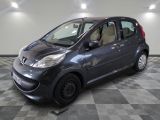 la photo d'une petite voiture garée dans un garage