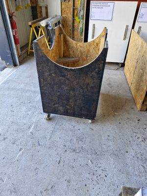 une photo d'une pièce où l'on voit beaucoup de bois