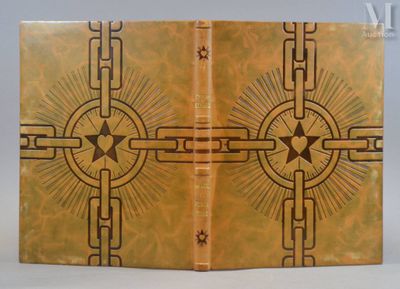 un livre sur lequel figure un motif