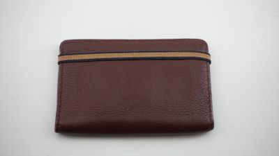 un portefeuille en cuir marron avec une bande jaune sur le devant